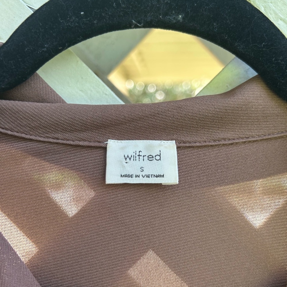 ❤️Aritzia Wilfred sheer button down top - Picture 4 of 4